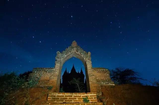 Klook客路・探索未知的你 蒲 甘 夜 晚 的 佛 塔 與 星 空 。