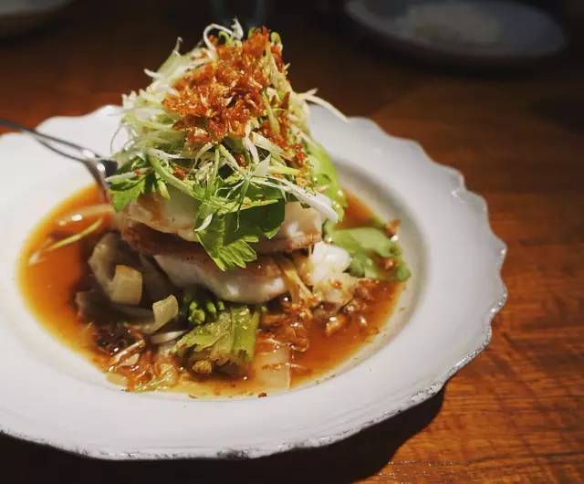 ▲ 主 菜 是 一 條七 星 斑 , 配 了 些 炸 蒜 和 黃 豆 , 用 叉 子 一 切 , 魚 肉 就 順 著 紋 理 斷 開 , 火 候 掌 握 得 不 錯 , 但 更 勝 在 食 材 本 身 。