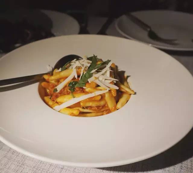 ▲ 肉 醬 Pasta , 這 應 該 是 最 近 吃 到 最 好 的 一 份 Pasta! 其 實 就 是 簡 單 的 番 茄 肉 醬 , 但 這 個 麵 做 得 太 好, 不 同 於 許 多 餐 廳 用 的 乾 麵 , 是 新 鮮 做 出 來 的 Capunti 或 Trofie , 把 醬 汁 都 收 裹 在 裡 面 , 口 感 特 別 好 。