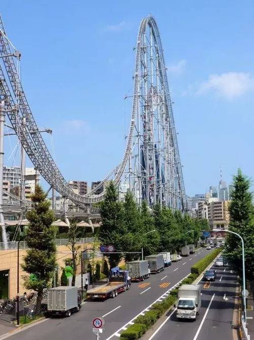 樂 園 就 位 於 東 京 市 區 , 環 繞 東 京 中 心 區 域 大 樓 。