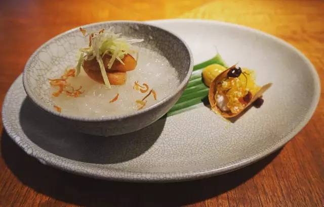 ▲ 最 後 的 甜 品 是 泰 式 甜 湯 冰 沙 , 搭 配 一 口 傳 統 的 椰 子 薄 餅 。 剛 吃 完 兩 大 碗 咖 哩 , 真 的 很 需 要 這 種 冰 涼 的 甜 品 來 解 膩。
