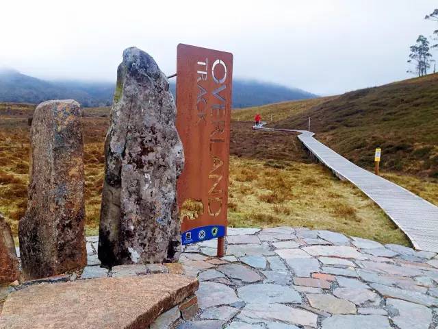 △ 走 徒 步 路 線 Overland Track , 必 須 沿 路 登 記 足 跡。