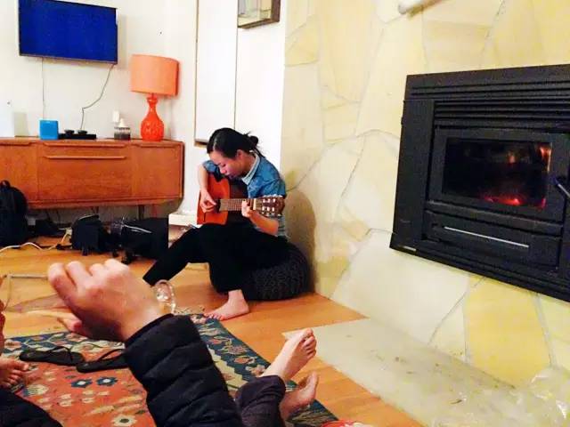 △ 美 酒 配 音 樂 。