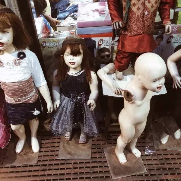服 裝 店 的 模 特 兒 讓 人 背 後 一 涼 。
