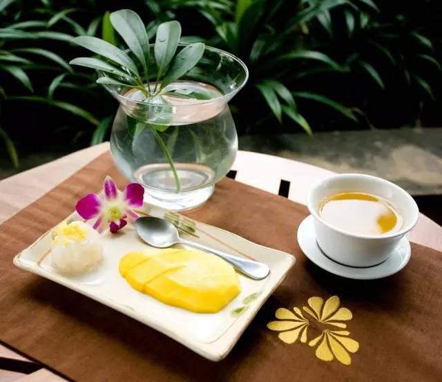 按 摩 完 還 能 享 用 糯 米 飯 、 芒 果 、 花 茶。