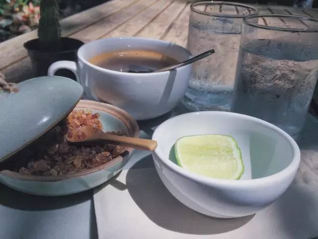 泰 式 檸 檬 茶 。