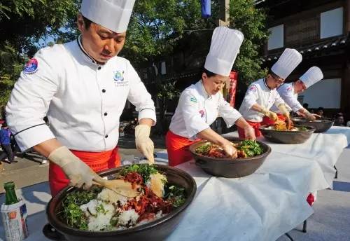 Klook客路・探索未知的你 可 吃 到 名 廚 親 自 製 作 的 韓 式 拌 飯 。