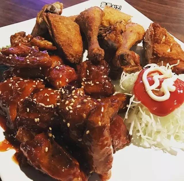 原 味 炸 雞 與 調 味 炸 雞 各 半 , 超 酥 脆 美 味 。Pic|insta@garfield.ksy