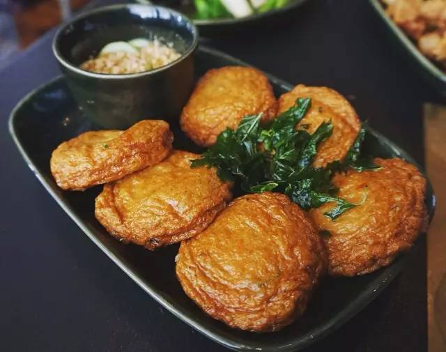 ▲Fish Cake 是 我 最 喜 歡 的 Thai Street Food, 在 路 邊 攤 吃 , 到 餐 廳 裡 也 要 點 。 我 很 怕 那 種 澱 粉 加 太 多 失 去 魚 味 和 口 感 , 但 Nara 做 得 特 別 好, 個 個 形 狀 飽 滿 ,入 口 Q 彈 , 滿 滿 的 魚 鮮 味 。