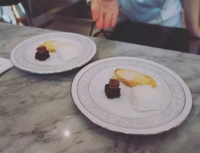 三 款 餐 後 點 心 。