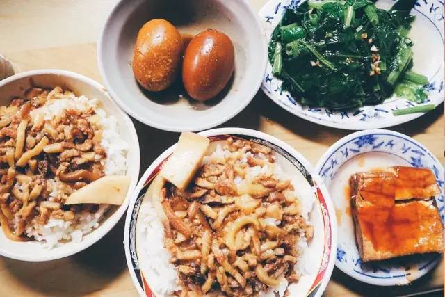 滷 肉 飯 偏 肥 , 但 不 膩 口 。