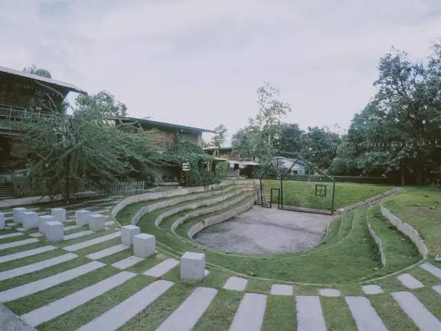 戶 外 廣 場 。
