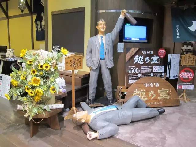 博 物 館 門 口 醉 而 忘 歸 的 人 偶 。