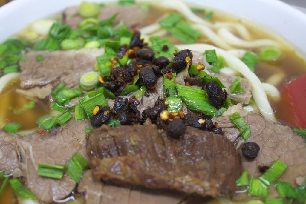 招 牌 的 清 燉 牛 肉 麵 , 配 上 店 內 獨 家 自 製 的 豆 鼓 , 更 加 美 味 !