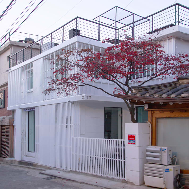 藏身巷弄的超吸睛純白色建築(來源-http://www.slowsteadyclub.com/index.html)