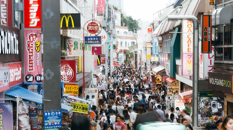熱鬧的竹下通,可以看到很多日本學生。|來源:www.pakutaso.com