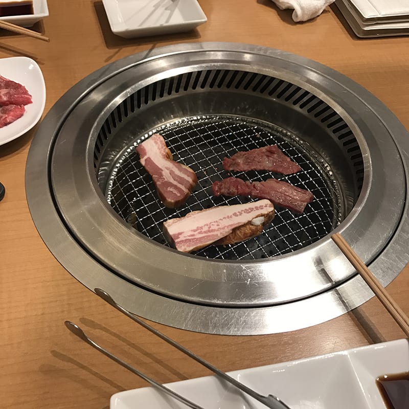 放上烤網的美味和牛。