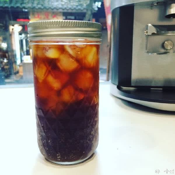 冰 滴 咖 啡 蘇 打 。