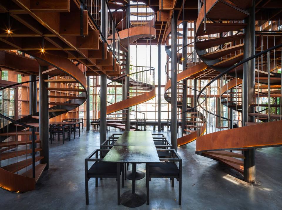 The Wine Ayutthaya(圖 片 來 源 :ร้านอาหารริมน้ำ แกรนด์เจ้าพระญา อยุธยา Spaceshift Studio)
