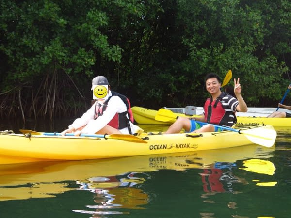 除 了 遊 艇 , 還 有 一 種 水 路 方 式 可 行 – 皮 划 艇 (Kayak) 。 透 過 它 ,你 可 以 深 入 維 爾 京 群 島 的 一 大 特 色 – 紅 樹 林 之 中 。