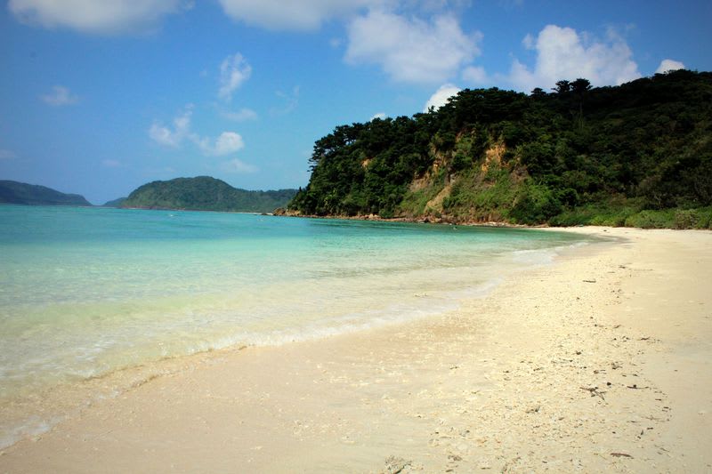 清 澈 湛 藍 的 艾 達 海 灘