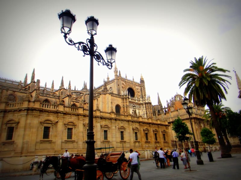 塞維亞大教堂Catedral de Sevilla前常看到遊客乘馬車巡禮 Pic/Facebook: TraveLinArt2017