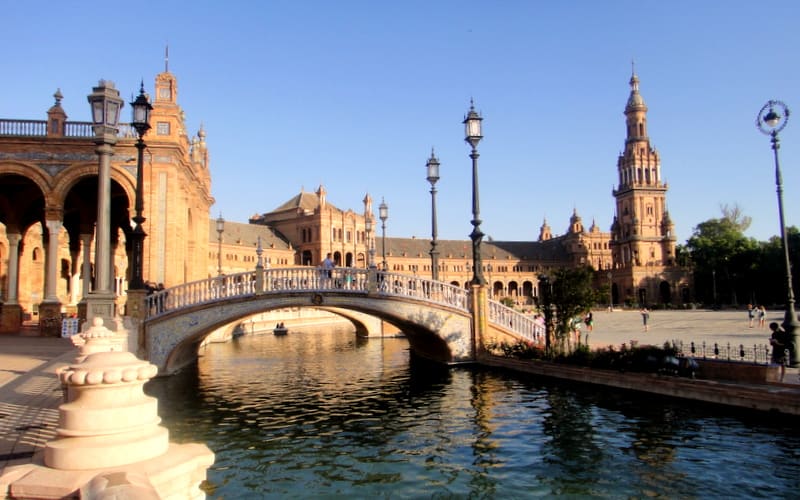 安達魯西亞省首府-賽維亞Sevilla著名的西班牙廣場 Pic/Facebook: TraveLinArt2017