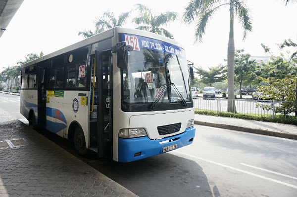 胡志明機場到市區 : 藍白色152路公車