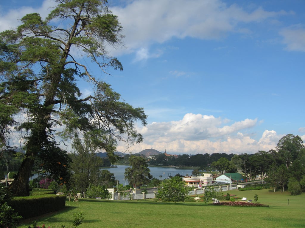 大叻春香胡。來源: https://zh.wikipedia.org/wiki/File:Da_Lat,_view_to_Xuan_Huong_lake.jpg
