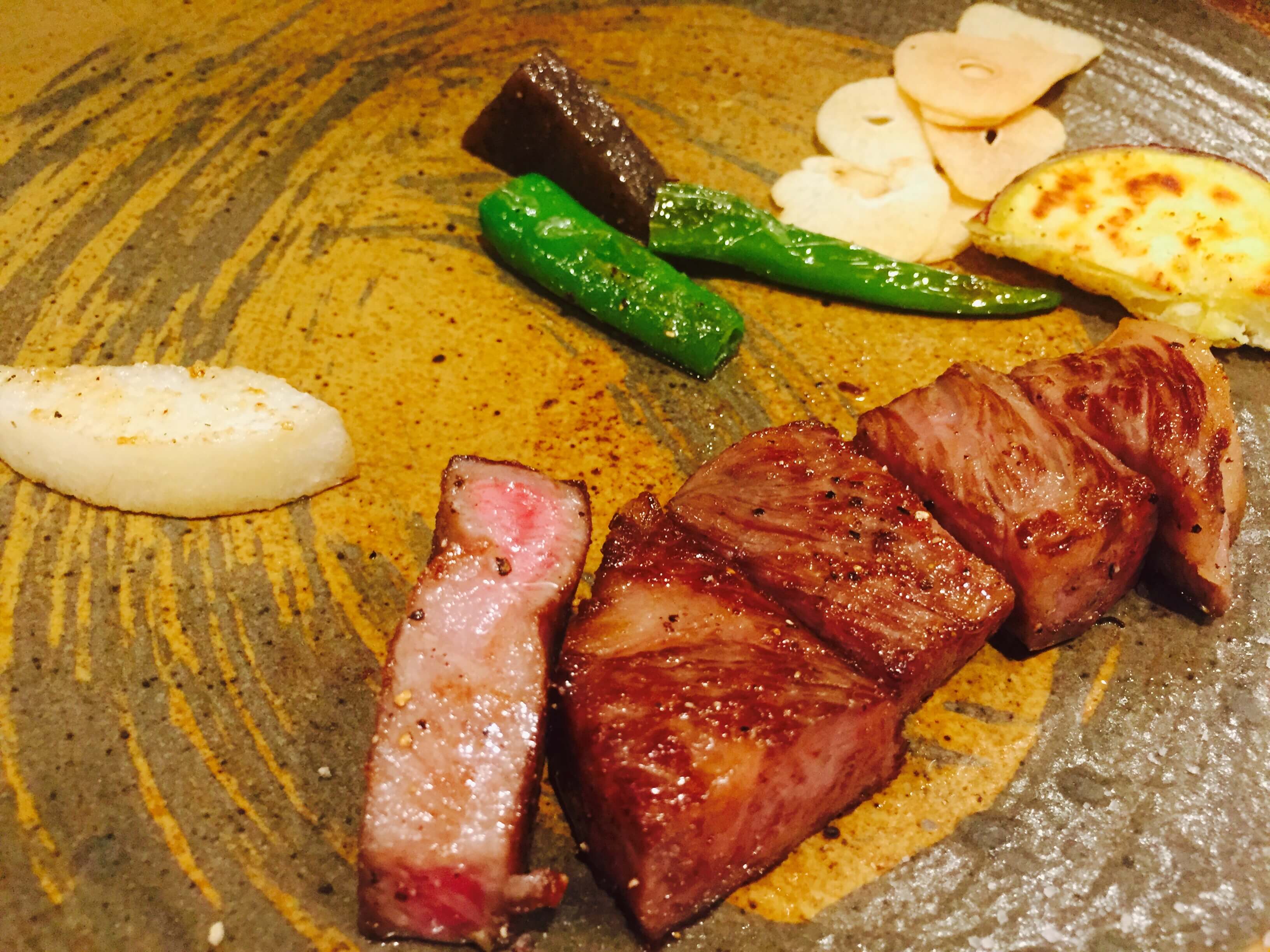 只 用 鐵 板 煎 烤 , 讓 牛 肉 的 滋 味 能 夠 存 留 在 口中