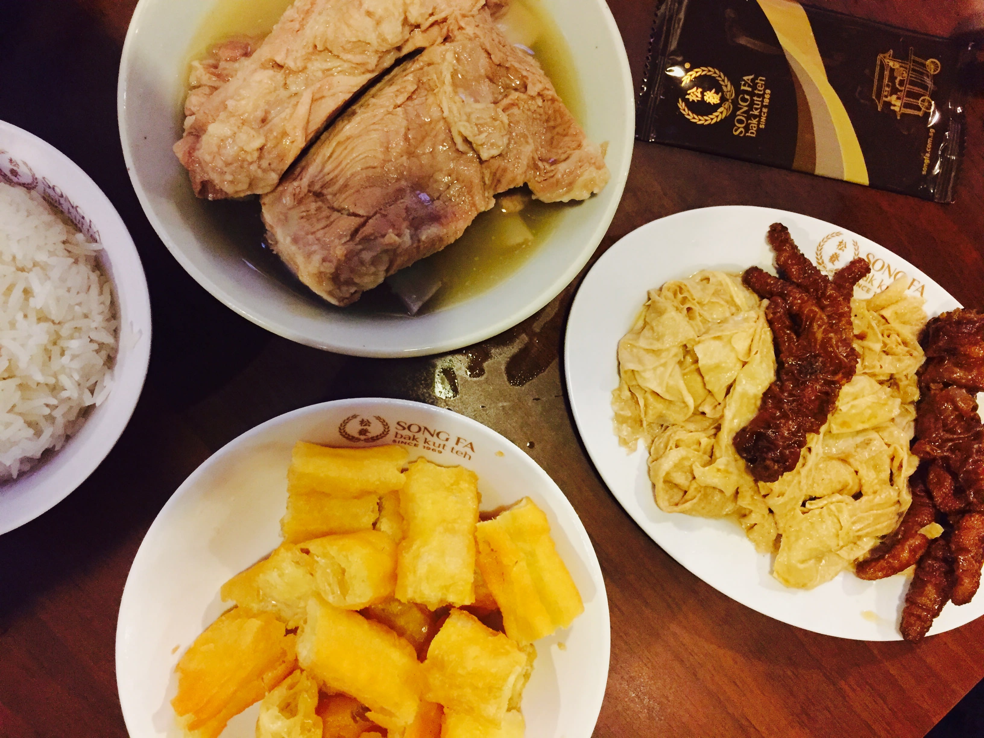 松發肉骨茶招牌 : 排骨肉骨茶