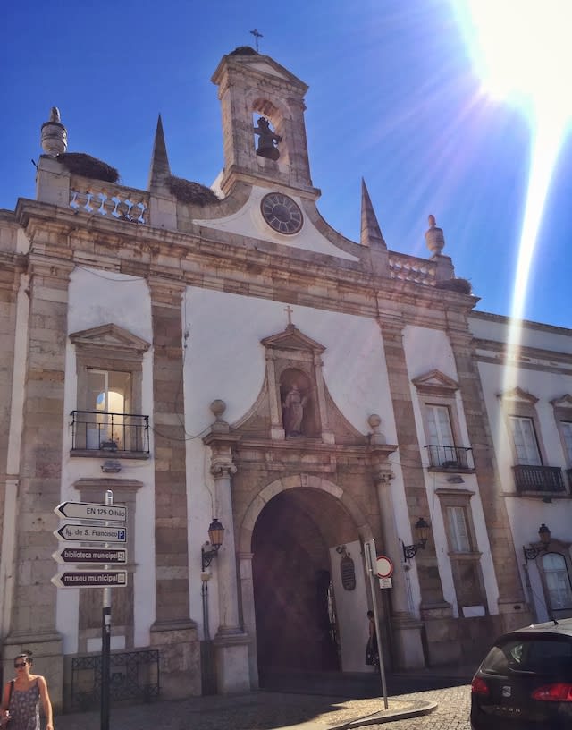 穿過城門Arco da Vila,通往老城Cidade velha Faro。Photographer | Serina Su