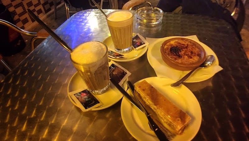 人氣簡餐店Pastelaria Coelho,簡餐有名,甜點也好吃。圖片右上角的甜點為葡式烤布蕾。Photographer | Serina Su