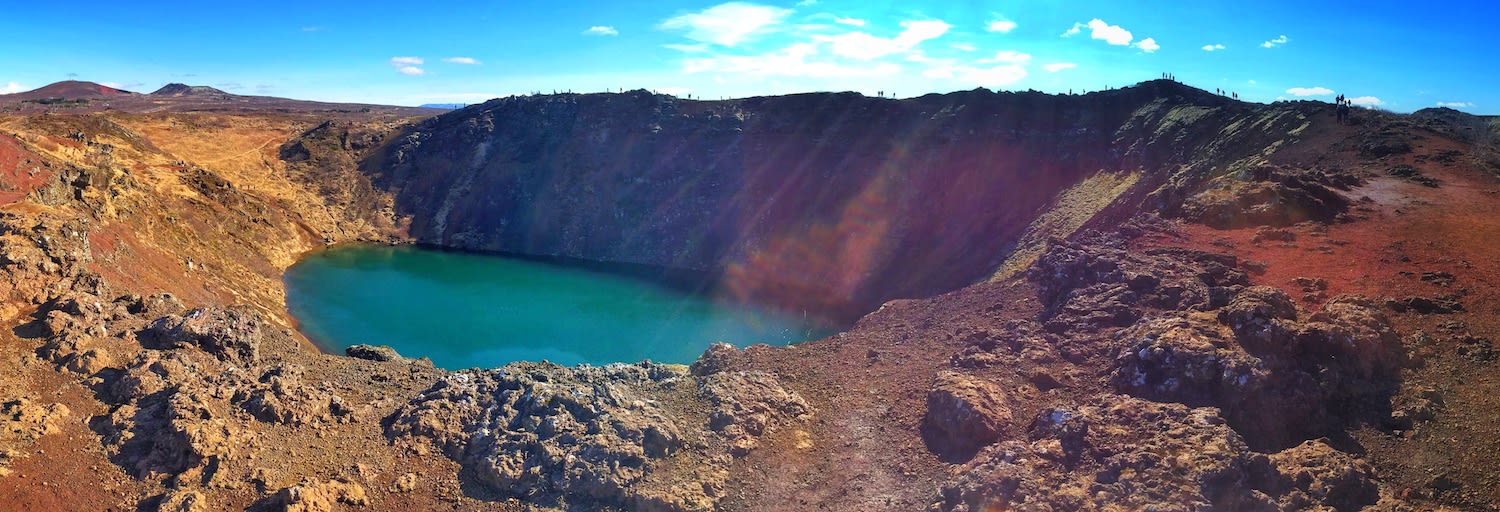 凱瑞斯火山湖全景。