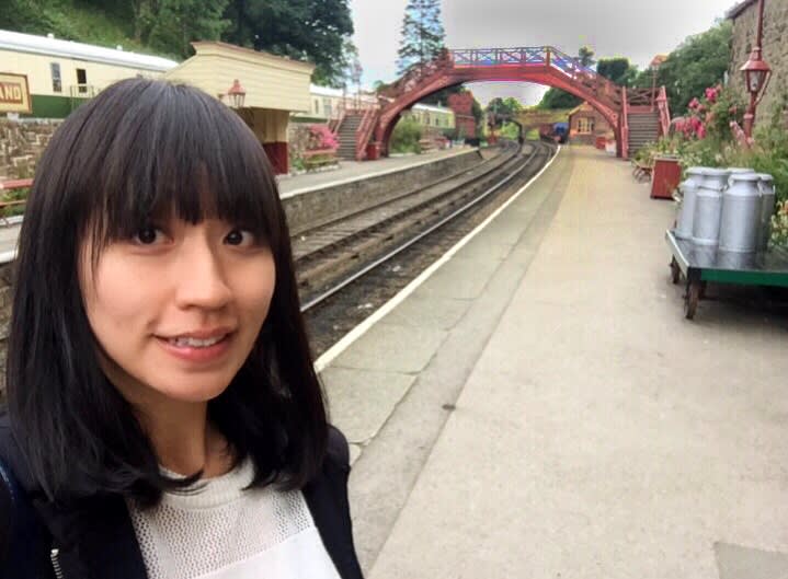 等待火車進站中。