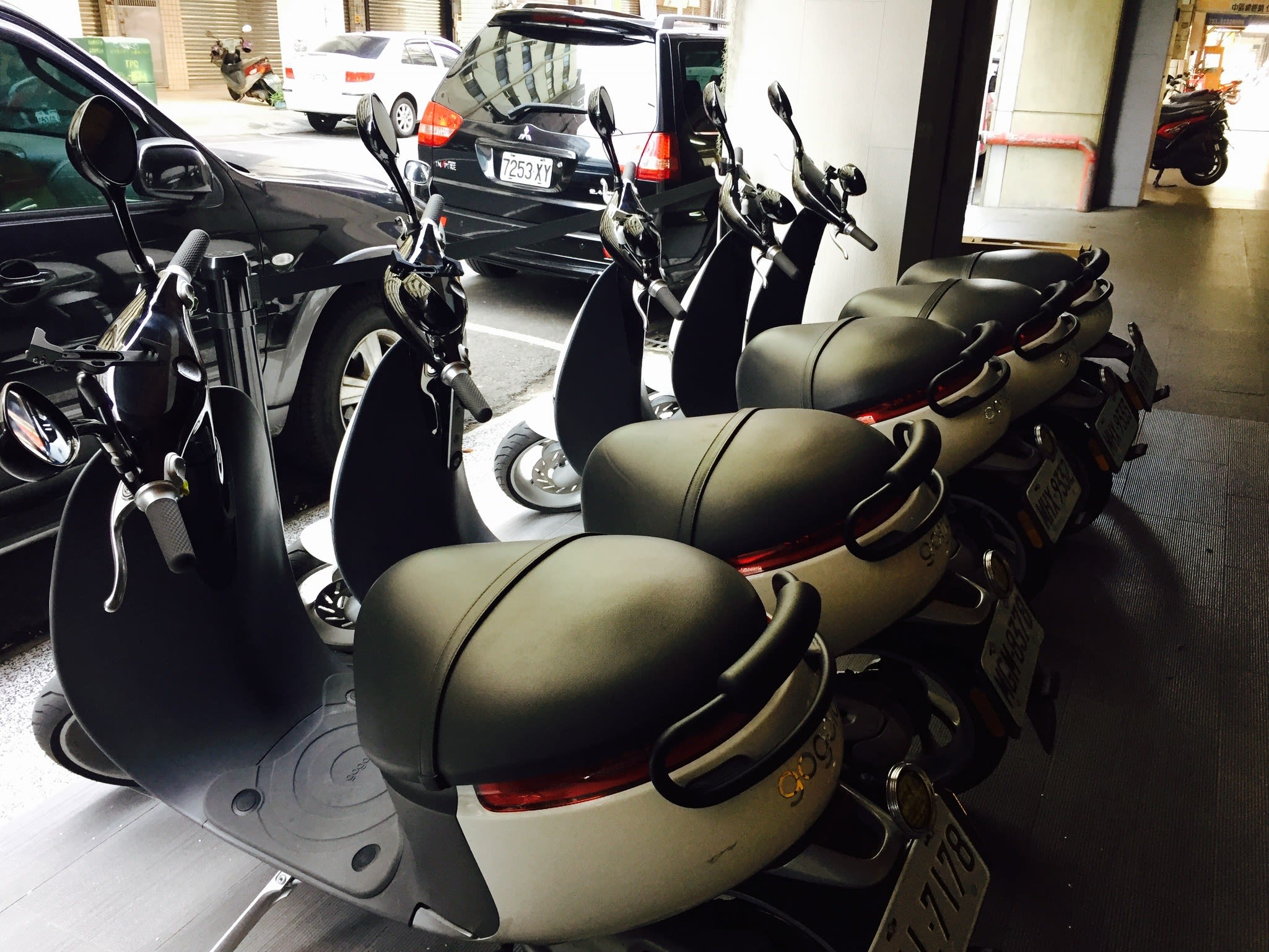 旅店門口排排站的 Gogoro 們。