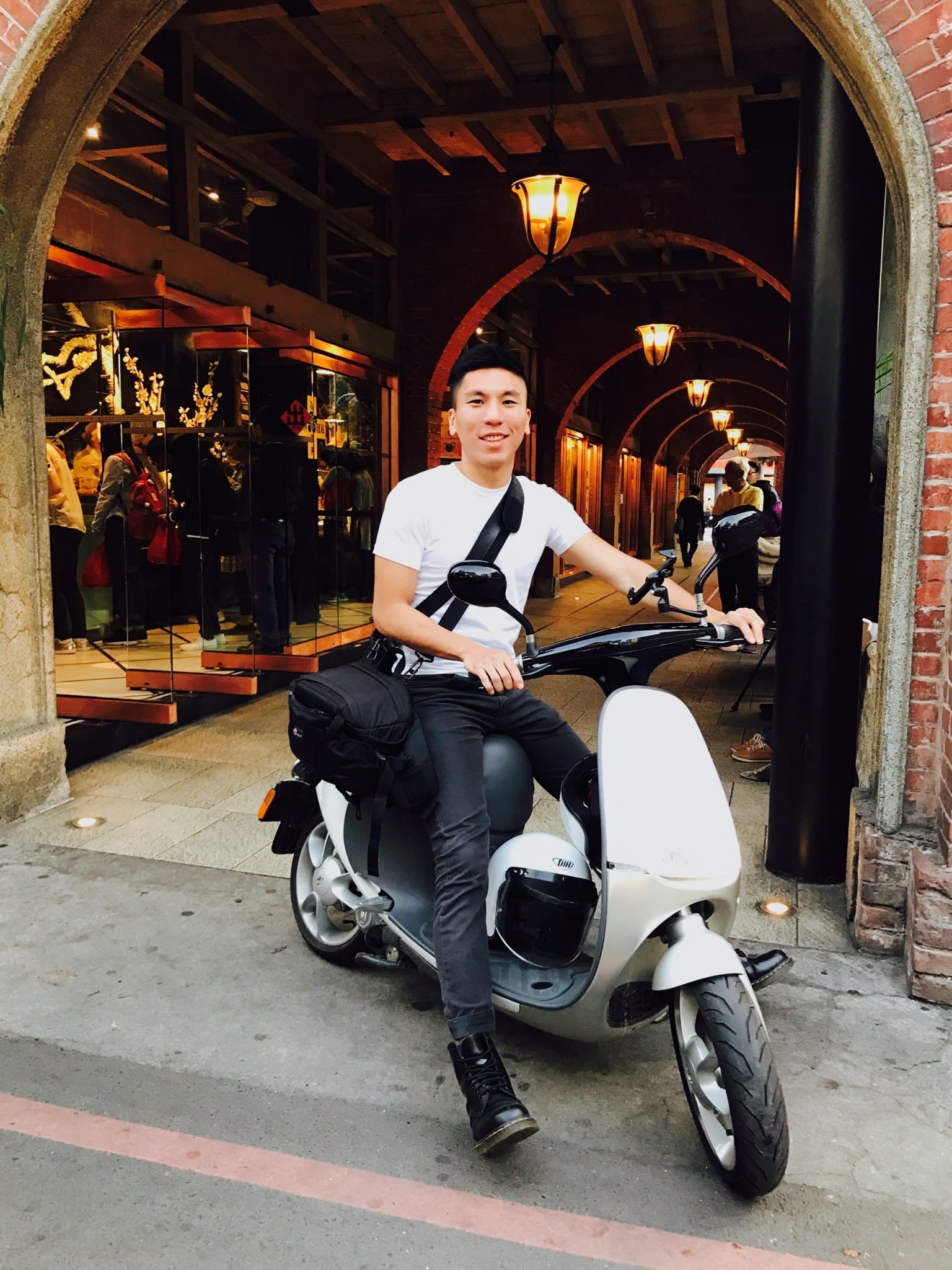 一路騎 Gogoro 來吃宮原眼科。