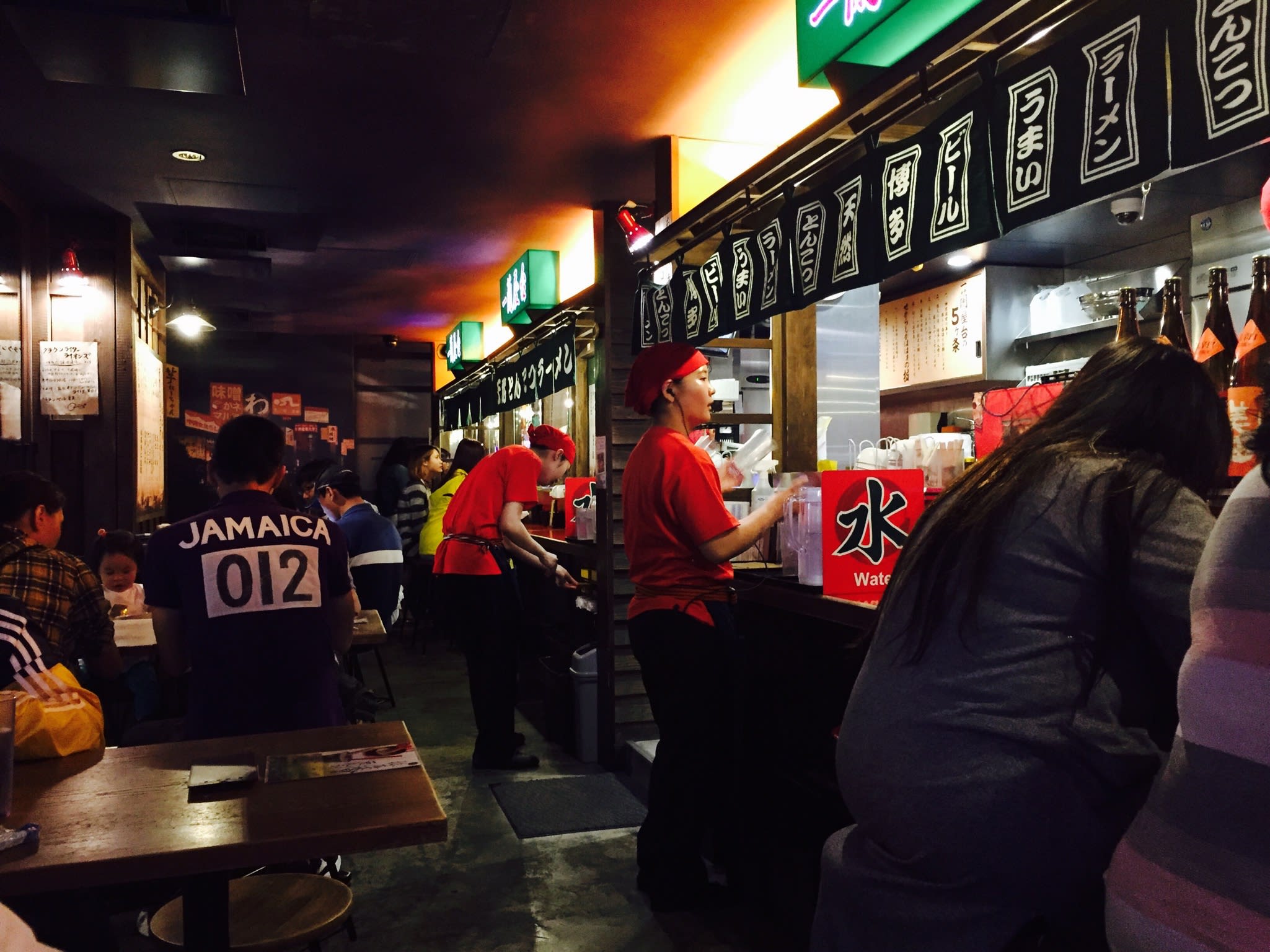 唯 獨 本 店 有 的 屋 台 裝 潢