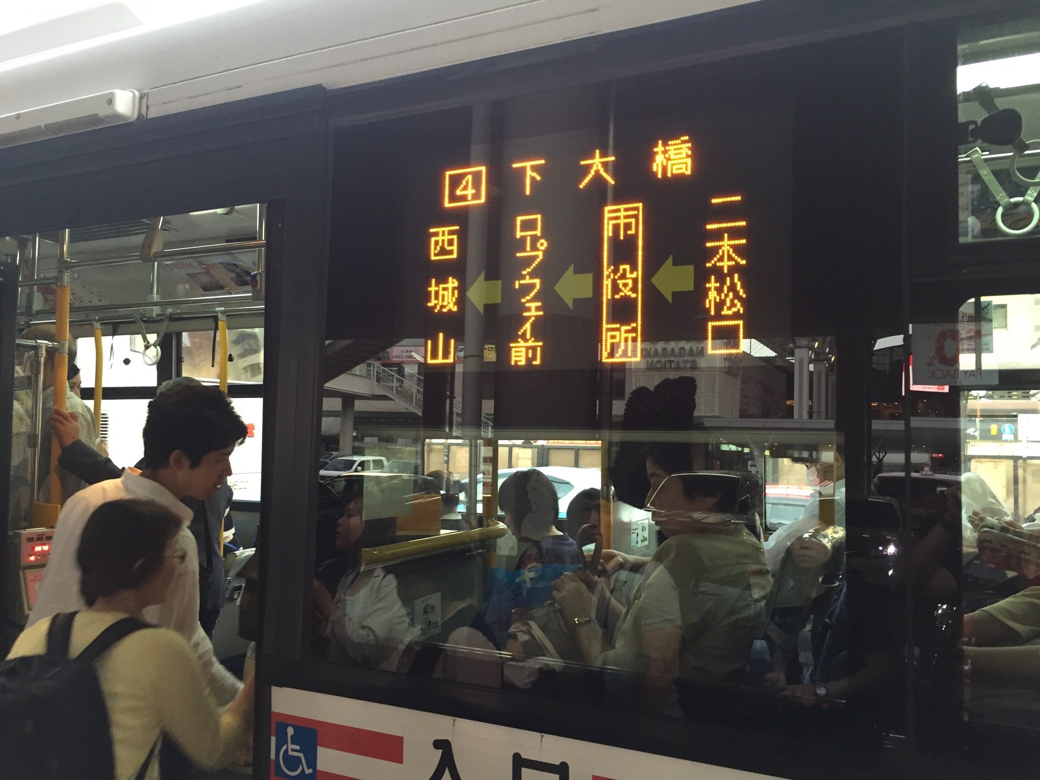 Klook客路・探索未知的你 4 路 公 車 前 往 稻 佐 山 , 記 得 要 先 抽 票 上 車 唷 !