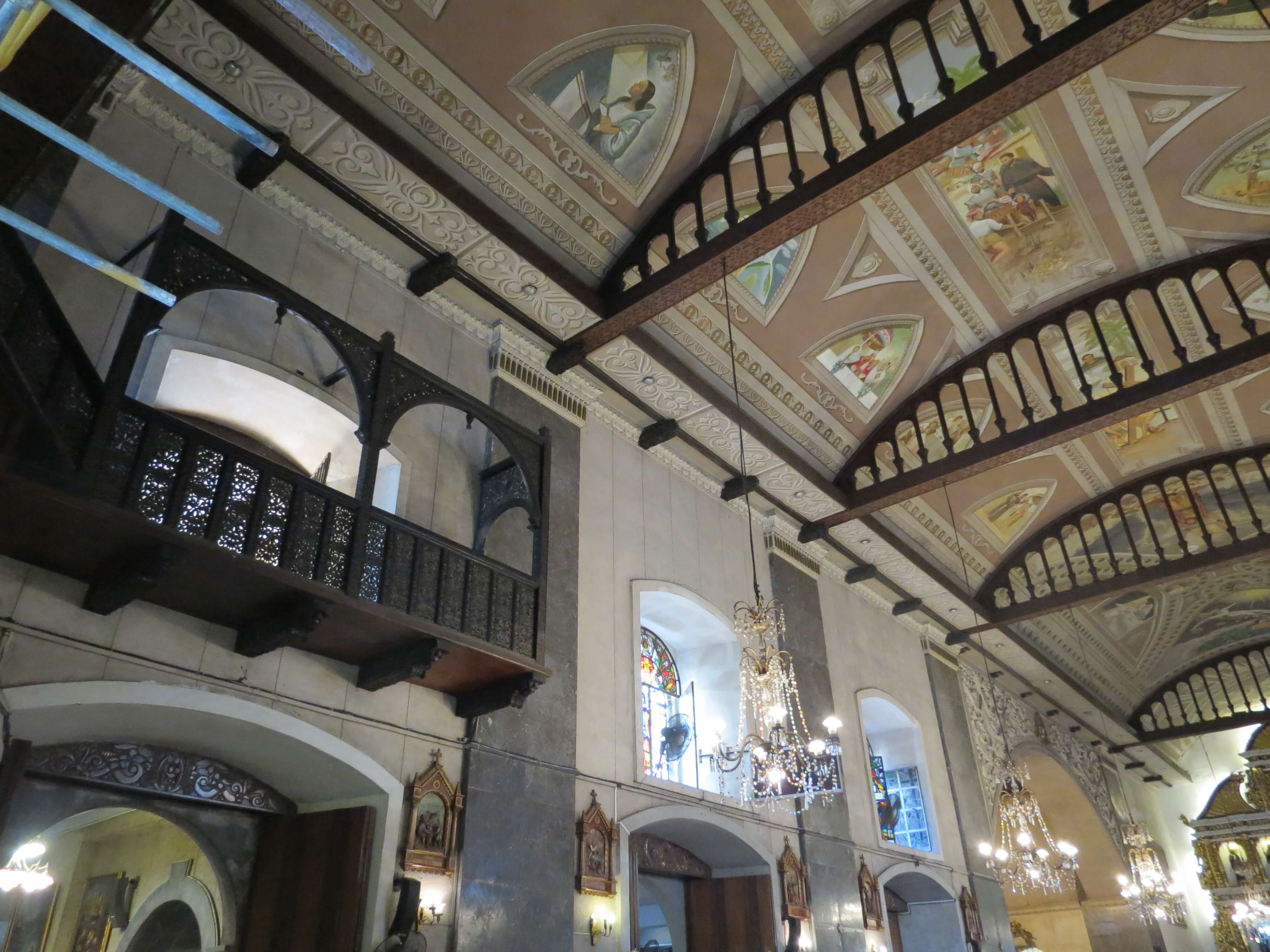 內部十分美麗,有許多玻璃彩繪、精緻壁畫。|Many beautiful paintings inside.
