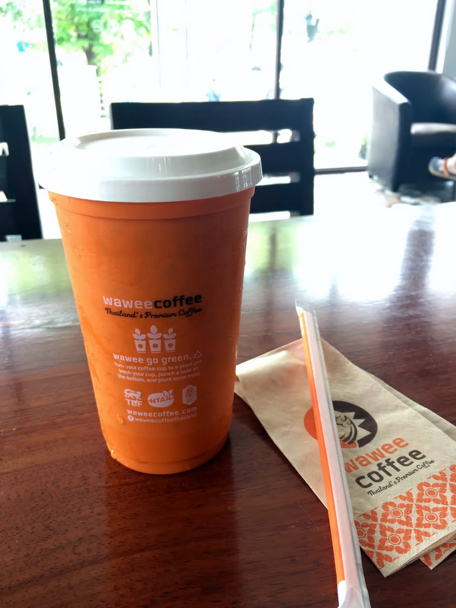 它招牌橘紅色杯子上寫著Turn your coffee cup to a plant pot. Wash your cup, punch a hole at the bottom, and plant some trees. 大意就是,帶回去, 在我精美的杯裡種一棵生命,這樣美麗的意義! 它變成我最珍視的旅行紀念品!Pic/Facebook@TraveLinArt2017