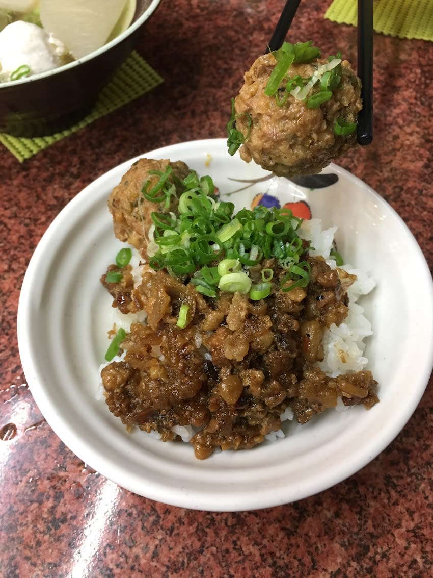 招 牌 : 肉 燥 丸 仔 飯 。