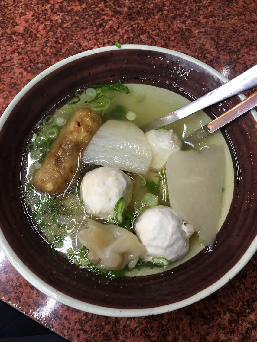 綜 合 湯 : 裡 面 有 餛 飩 、 旗 魚 丸 、 菜 頭 、 雞 捲 , 相 當 豐 富 。