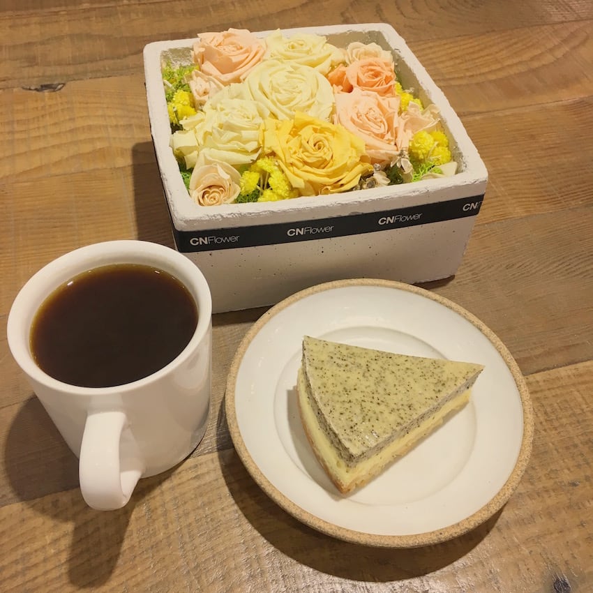 美 式 咖 啡 與 伯 爵 茶 起 司 蛋 糕 , 茶 味 與 起 司 的 結 合 , 甜 而 不 膩 。