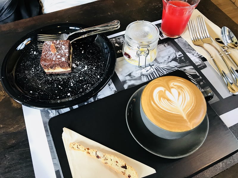 熱拿鐵,NT180 & 餅乾起司布朗尼,NT120