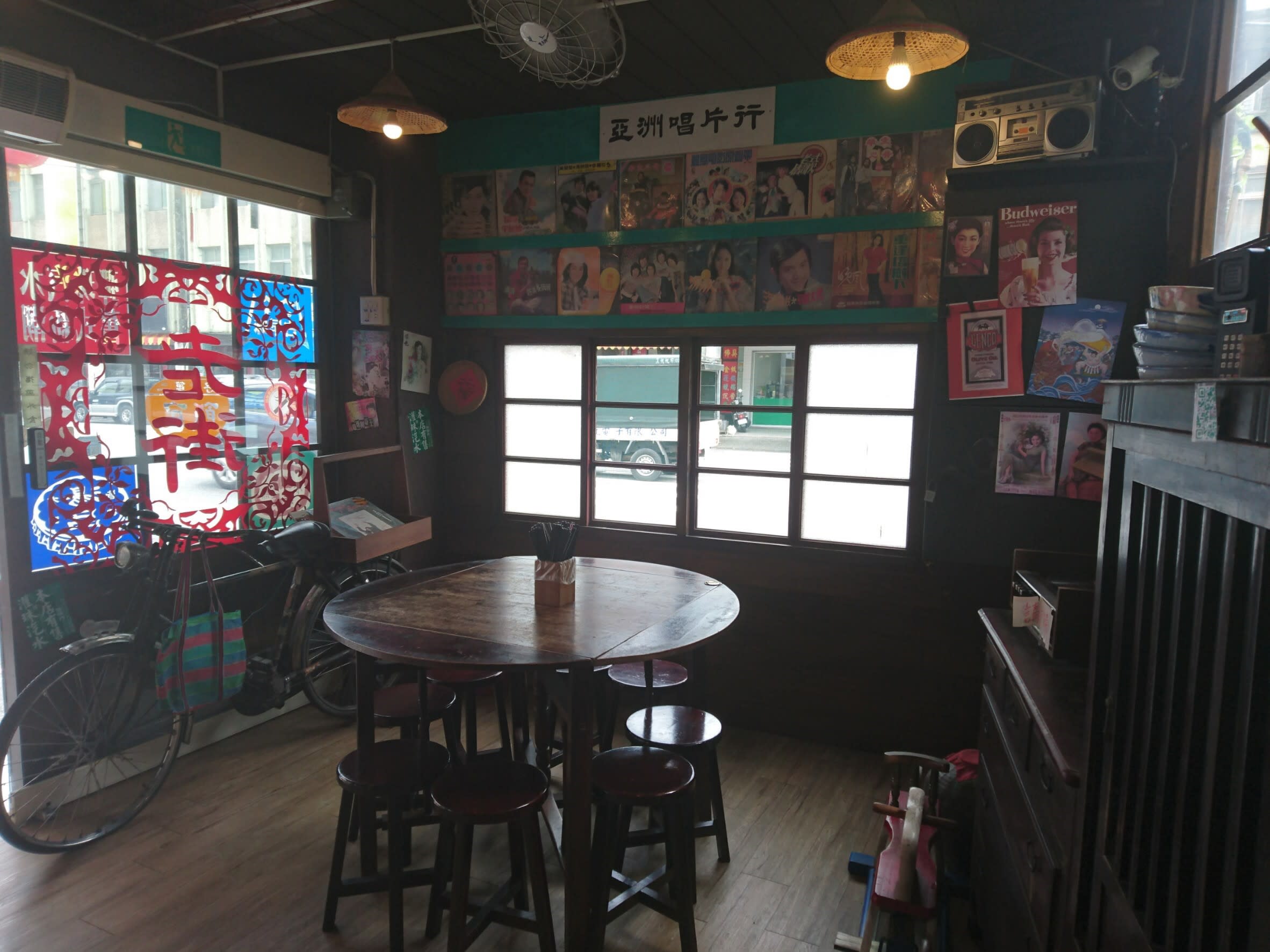 店內裝潢超復古,連裝飾品也很講究!