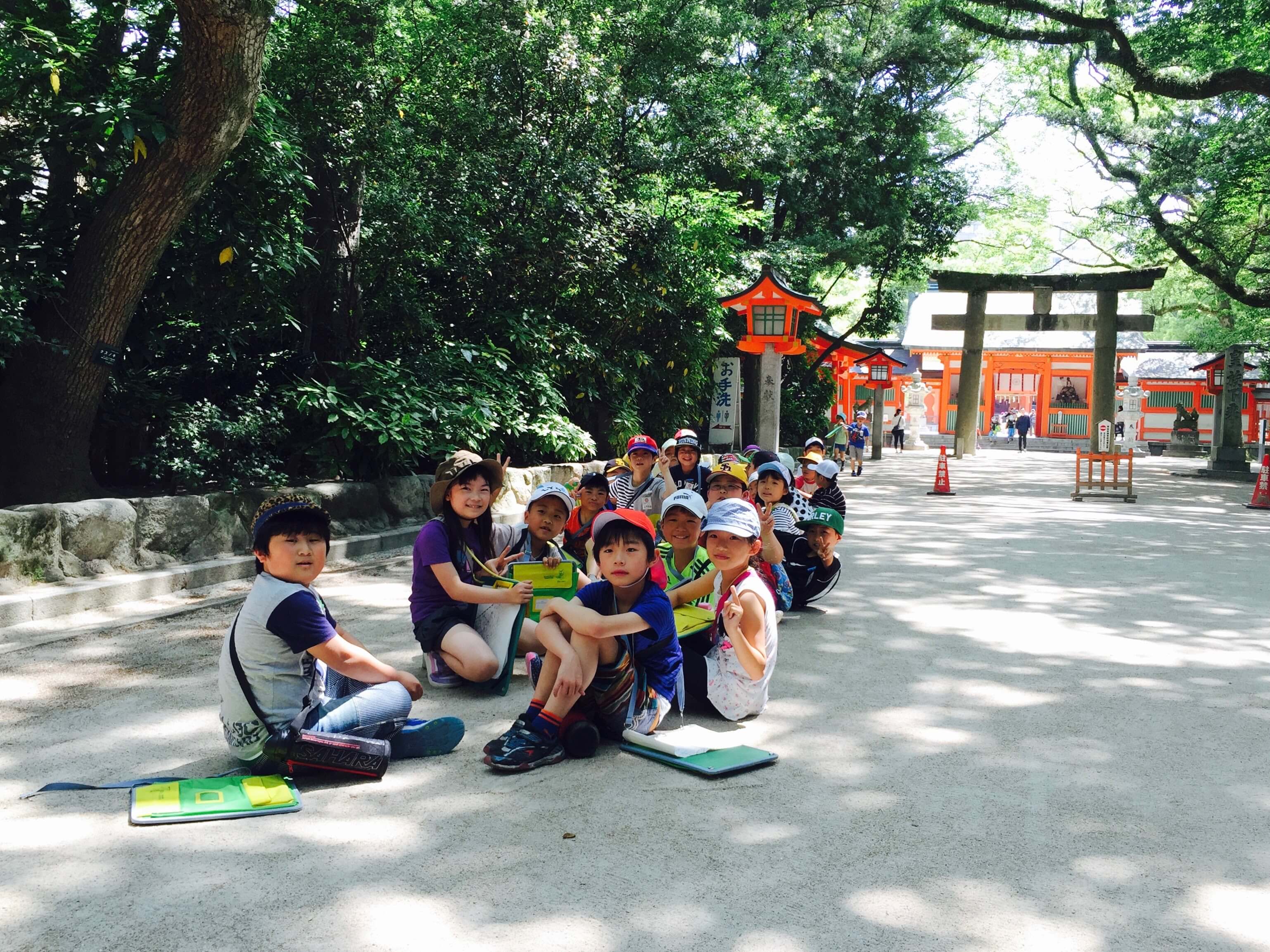 巧 遇 校 外 教 學 的 日 本 小 朋 友 們 。 超 咖 哇 依 !