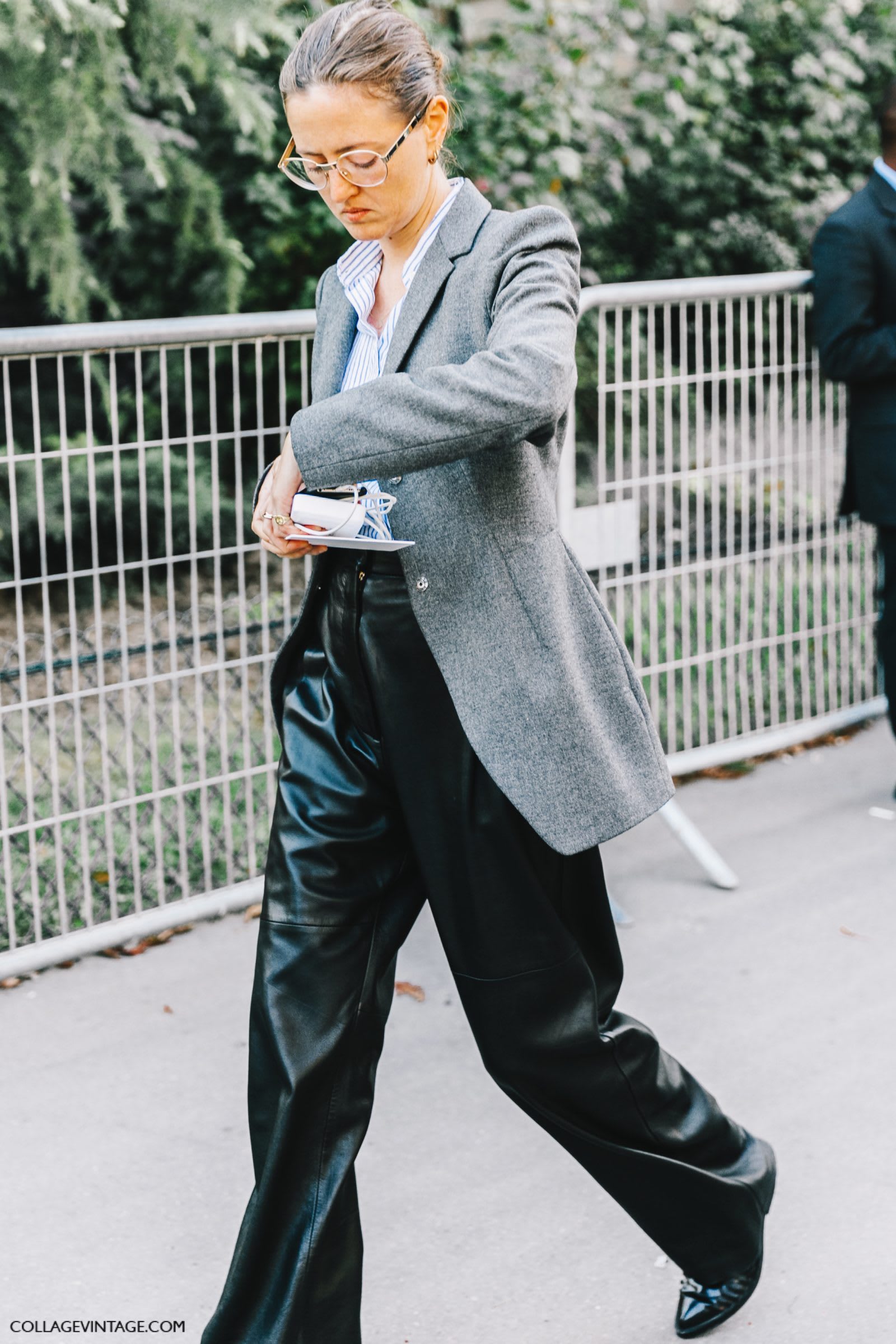版 型 相 對 硬 挺 的 皮 革 材 質 。 圖 片 來 源 :blue is in fashion this year。