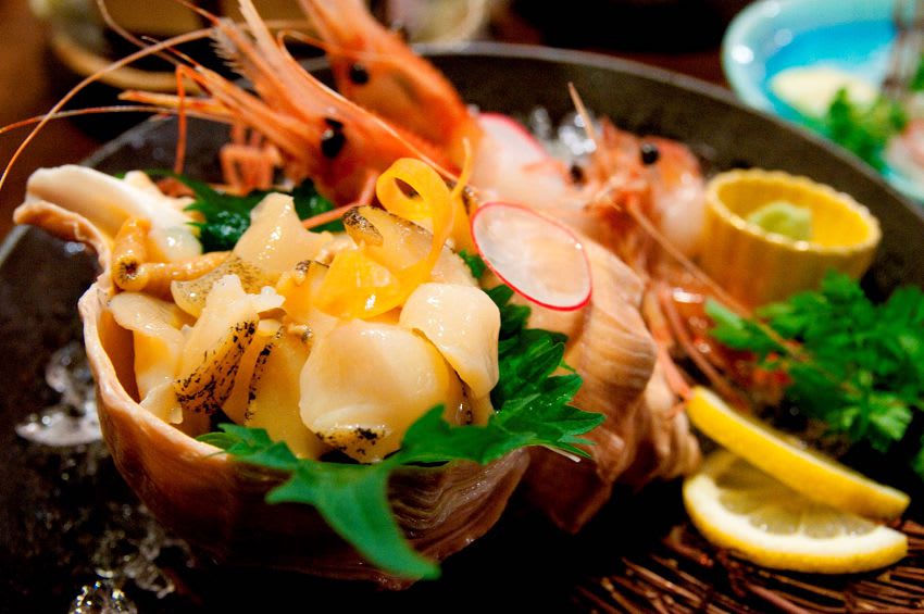 作 為 北 海 道 第 一 大 城 的 札 幌 , 以 多 元 飲 食 聞 名 , 更 是 海 外 觀 光 客 指 定 的 北 國 旅 遊 首 選 目 的 地 。 造 訪 本 地 絕 對 要 品 嘗 的 就 是 海 產 、 湯 咖 哩 與 味 噌 。 ( 圖 / Booking.com 提 供 )