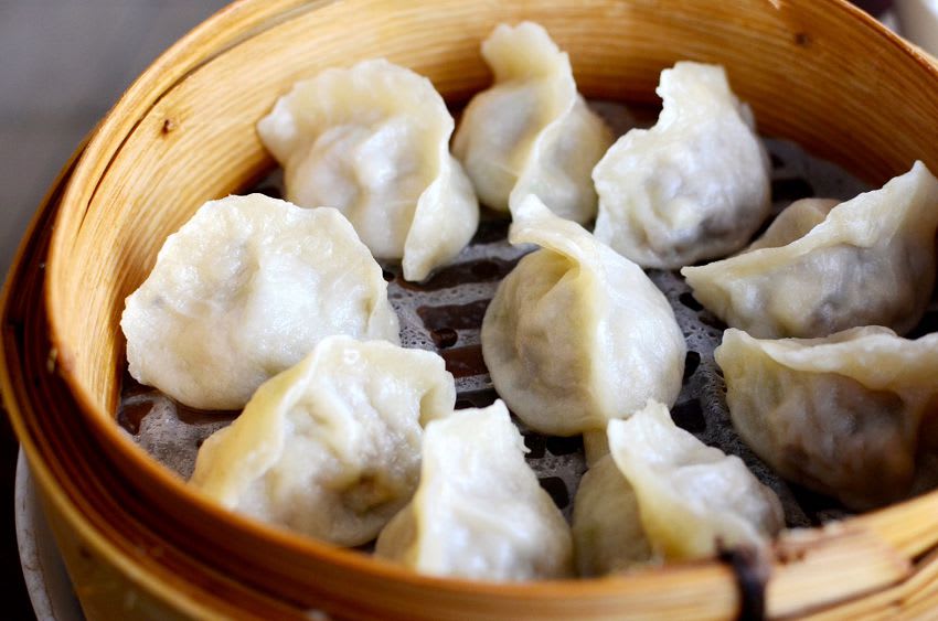 香 港 的 美 食 不 需 要 我 多 說 , 港 式 煲 飯 、 脆 皮 烤 鴨 以 及 冰 火 菠 蘿 油 , 都 令 觀 光 客 垂 涎 三 尺 。( 圖 / Booking.com 提 供 )